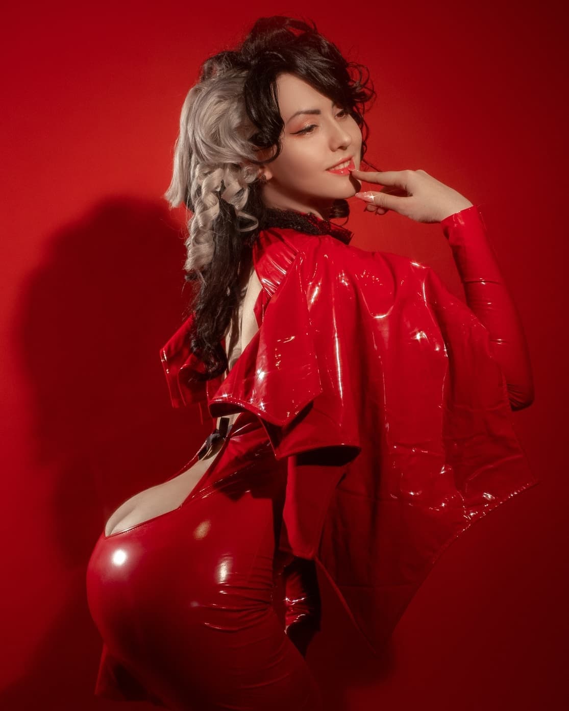 奶不大但臀很翹…　俄羅斯Coser「豐潤肉體X風騷色氣」不用裸露就很殺