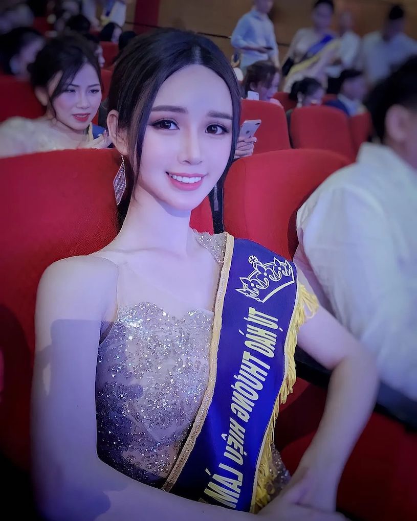 大奶CEO「胸前美乳超白嫩」，度假時解放「激辣S曲線」！