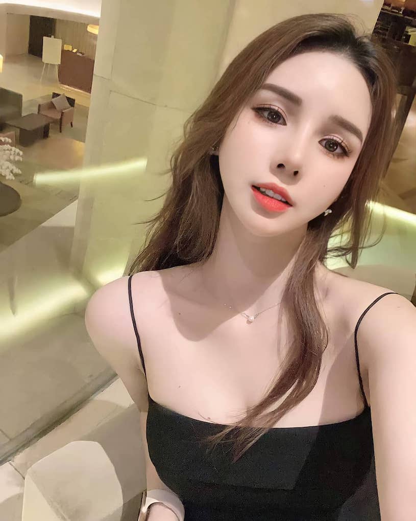 大奶CEO「胸前美乳超白嫩」，度假時解放「激辣S曲線」！