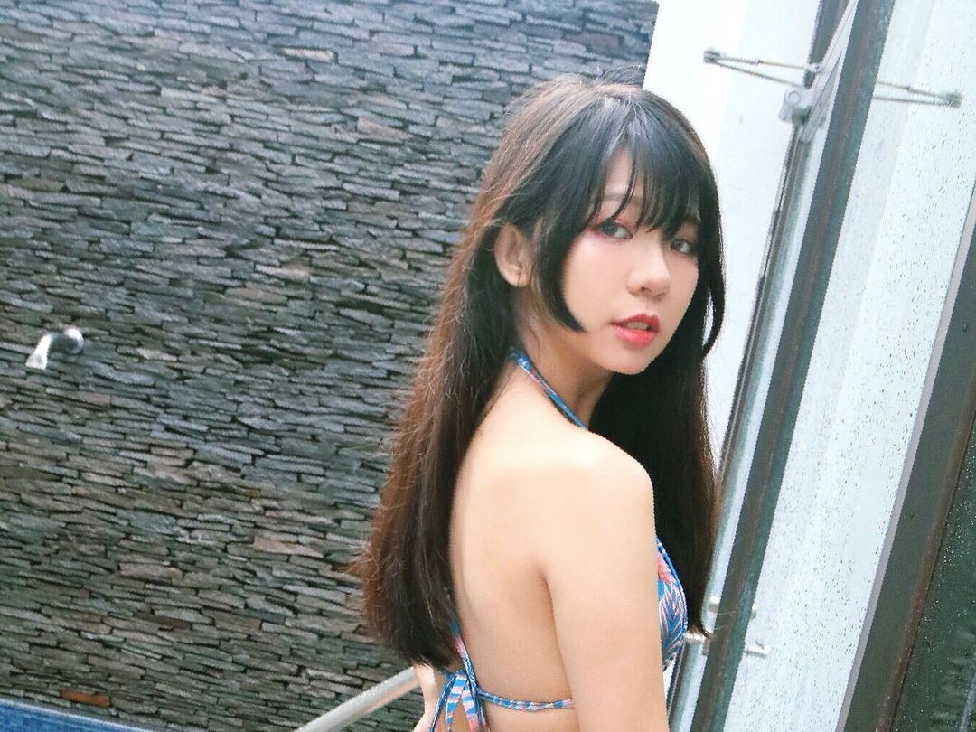 「成大醫學系正妹」比基尼玩水，性感火辣的「雪白美乳」充滿青春力量！