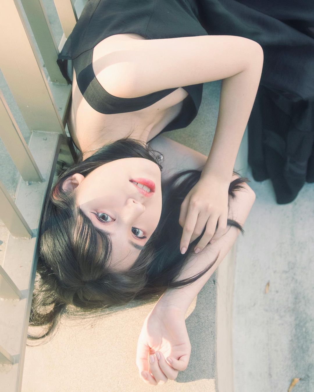 「成大醫學系正妹」比基尼玩水，性感火辣的「雪白美乳」充滿青春力量！
