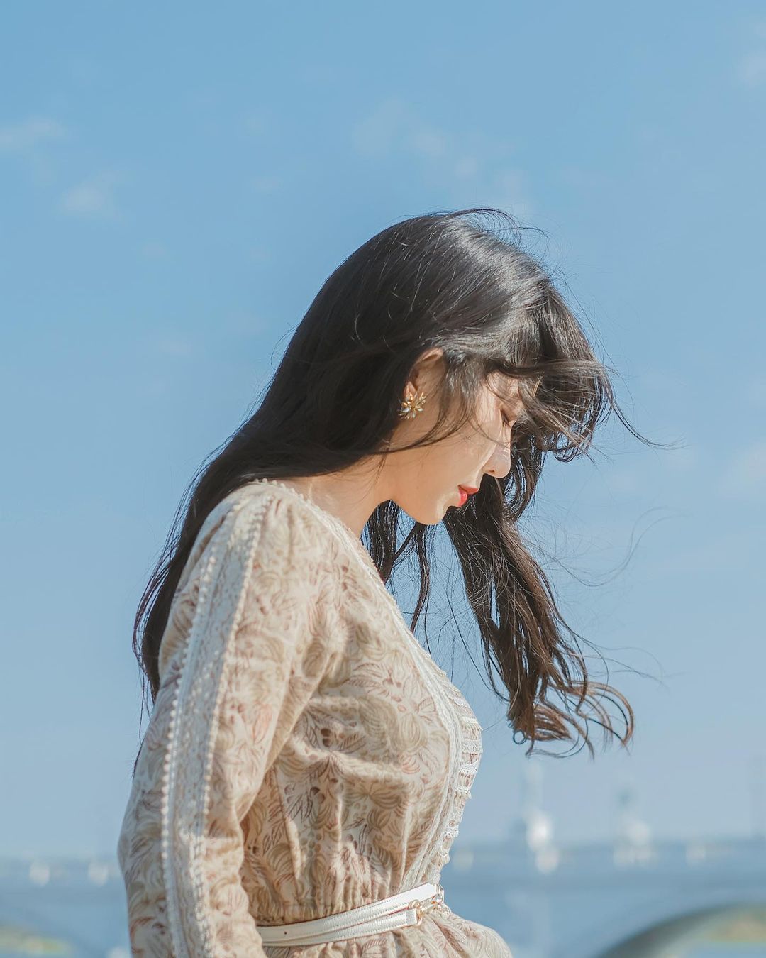 「成大醫學系正妹」比基尼玩水，性感火辣的「雪白美乳」充滿青春力量！