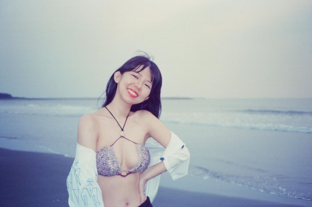 「成大醫學系正妹」比基尼玩水，性感火辣的「雪白美乳」充滿青春力量！