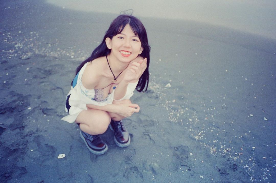 「成大醫學系正妹」比基尼玩水，性感火辣的「雪白美乳」充滿青春力量！