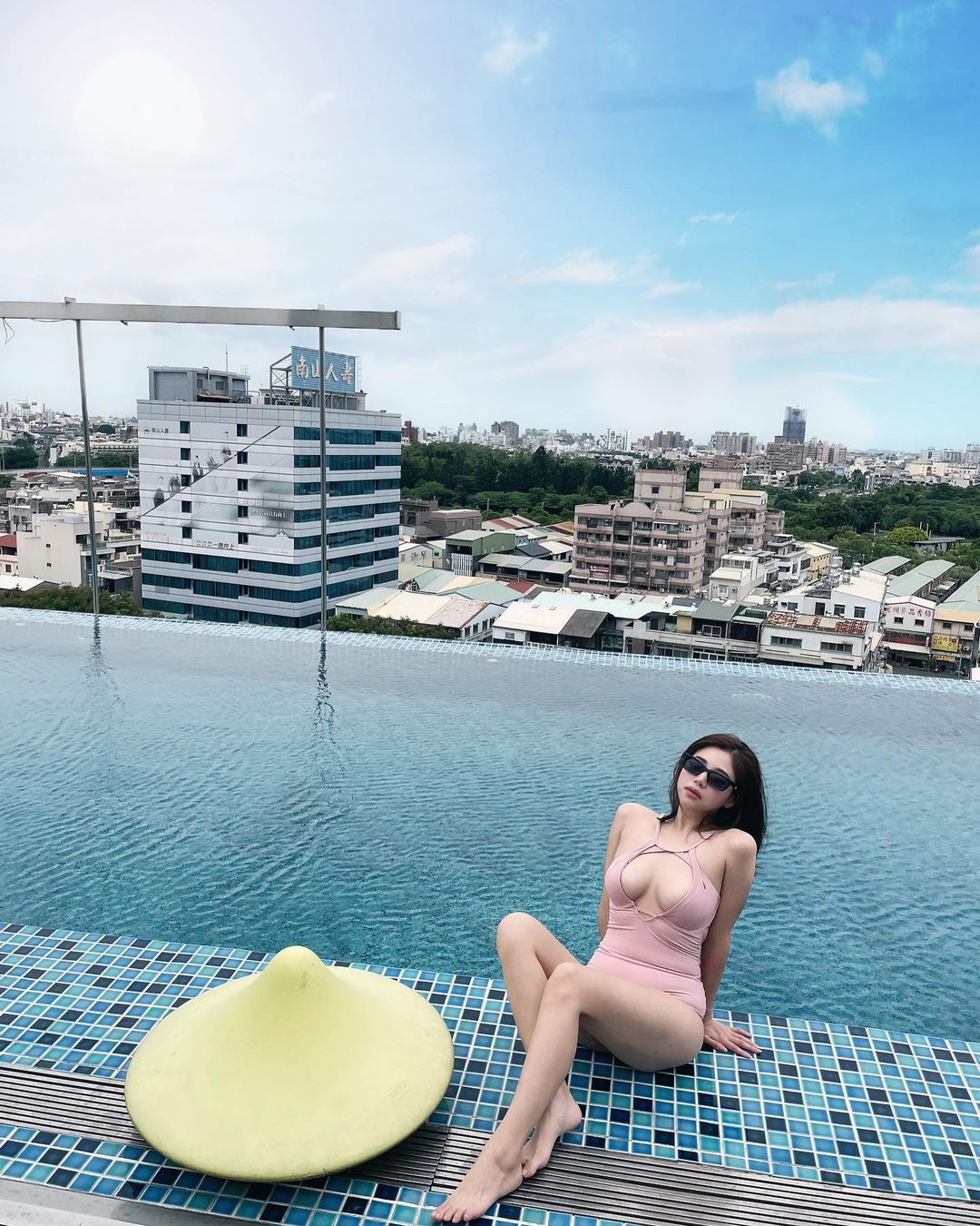 好辣的曬痕！「153 巨乳小隻馬」自拍好猛，「爆乳泳裝」秀豐滿人字奶！