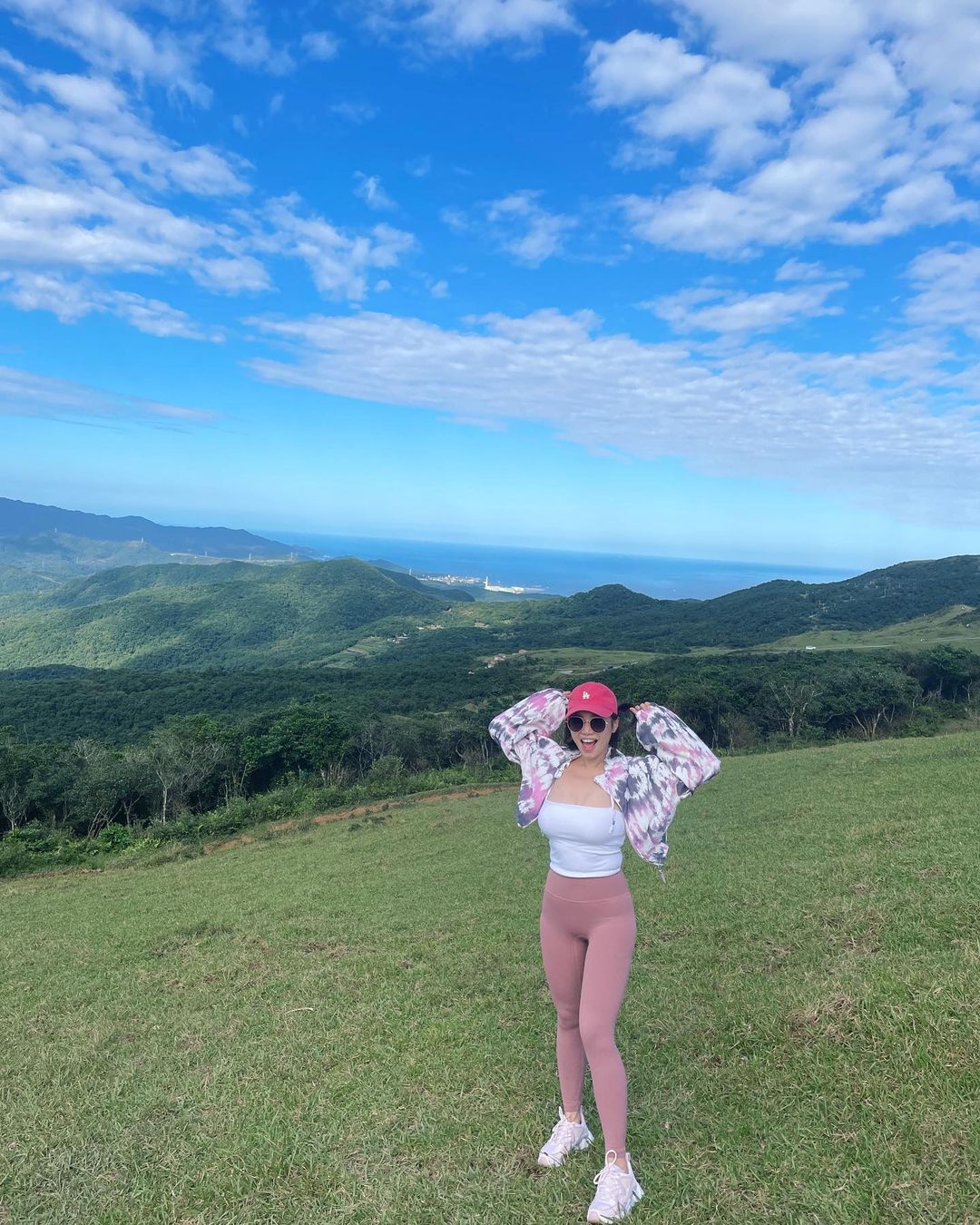 好辣的曬痕！「153 巨乳小隻馬」自拍好猛，「爆乳泳裝」秀豐滿人字奶！
