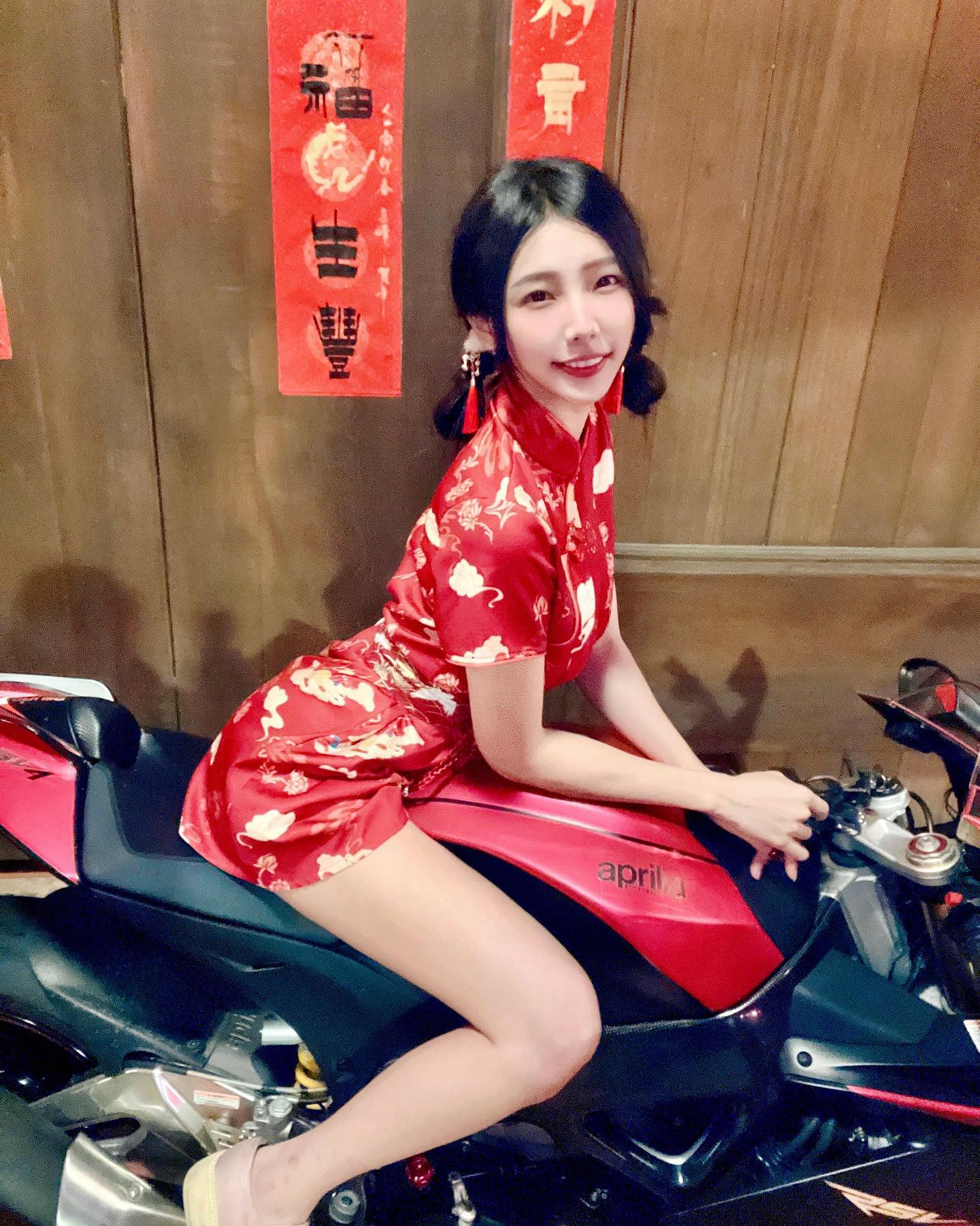 「性感旗袍妹」跨玉腿騎重機，違和畫面搭銷魂曲線讓人秒醉