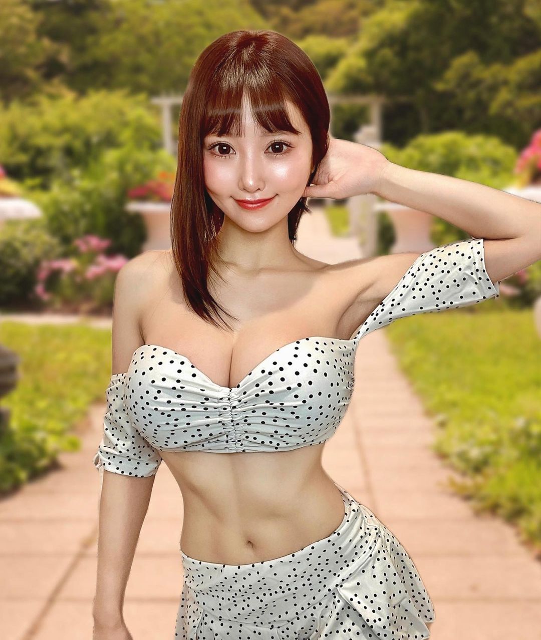 腹肌女神「佐崎きさき」私服穿搭不露腰！轉身把另一大「秘密武器」放桌上