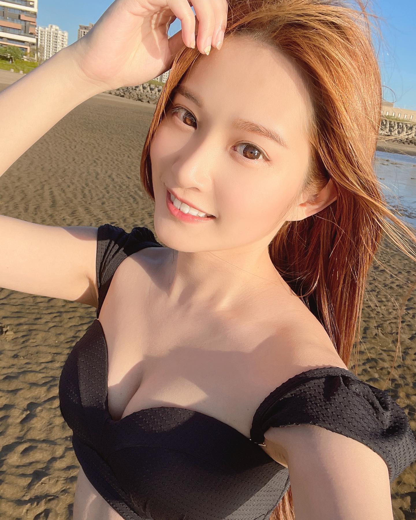 大眼甜心「Aries艾瑞絲」白嫩美肌「事業線好迷人」性感纖腰讓網友受不了 - 美女圖 -
