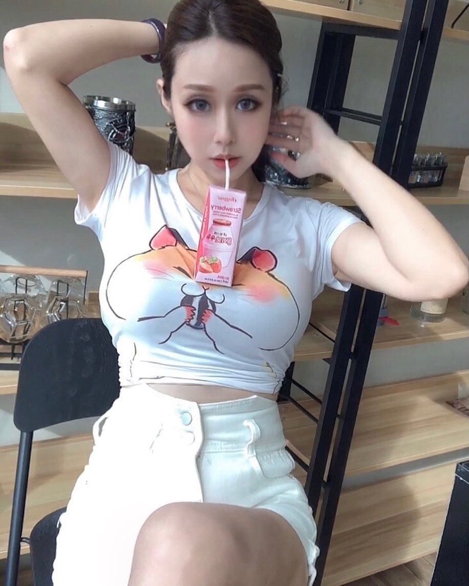 性感小秘書「黃洣Mi 」襯衫開開露飽滿美乳　上班耍點性感可以吧？