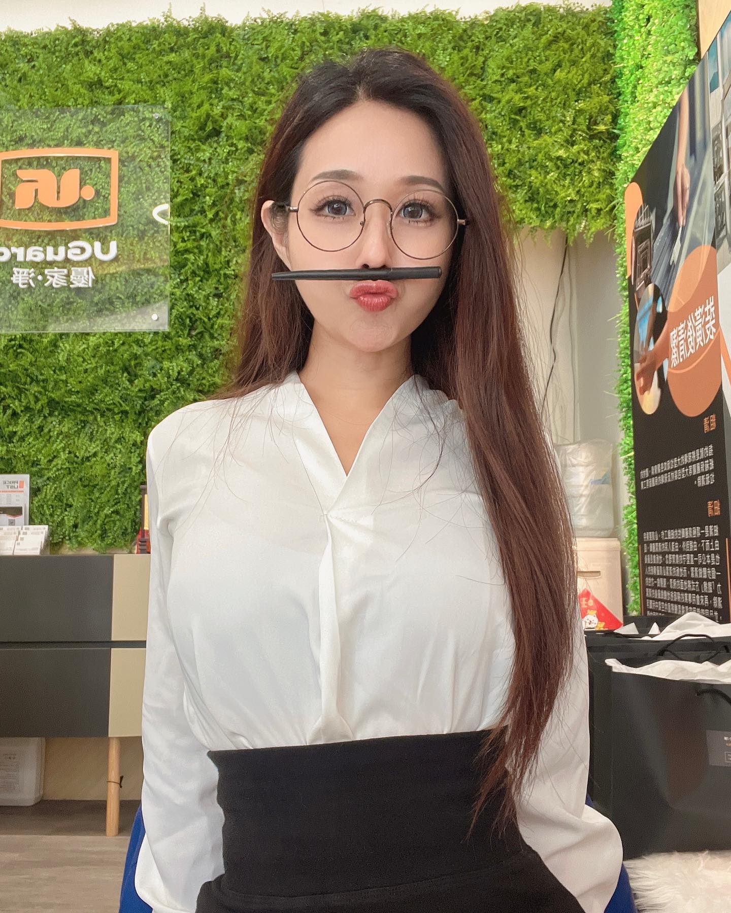 性感小秘書「黃洣Mi 」襯衫開開露飽滿美乳　上班耍點性感可以吧？