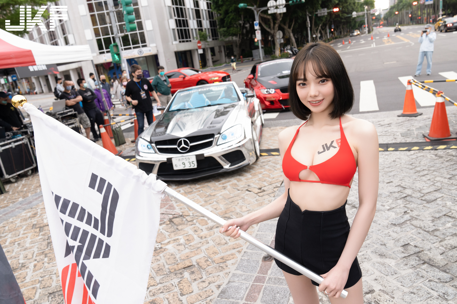 JKF 百大女神「啾啾」現身 CAR WALK 愛車嘻哈派對！「紅色穿搭」讓網友陷入瘋狂