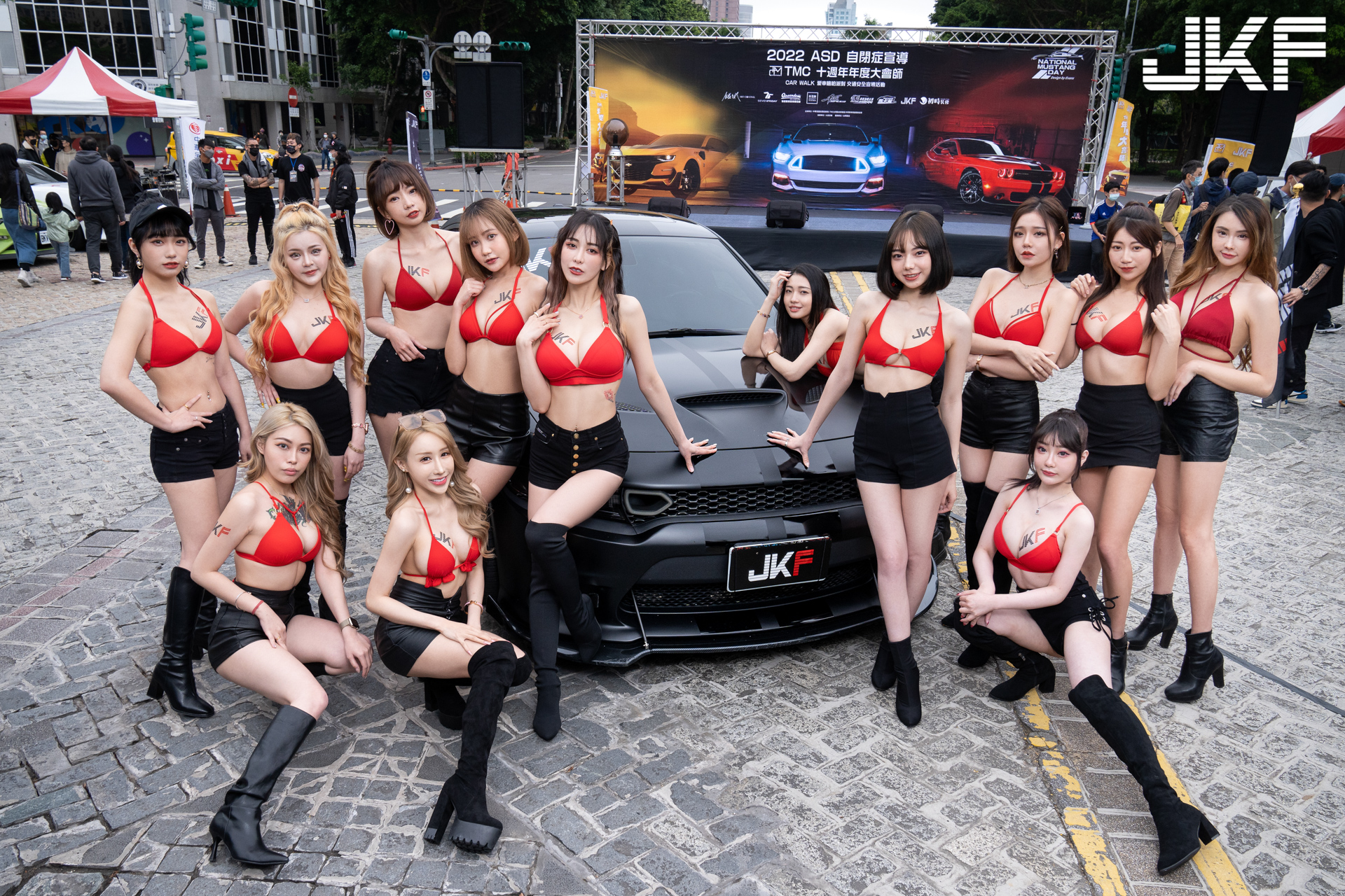 JKF 百大女神「啾啾」現身 CAR WALK 愛車嘻哈派對！「紅色穿搭」讓網友陷入瘋狂