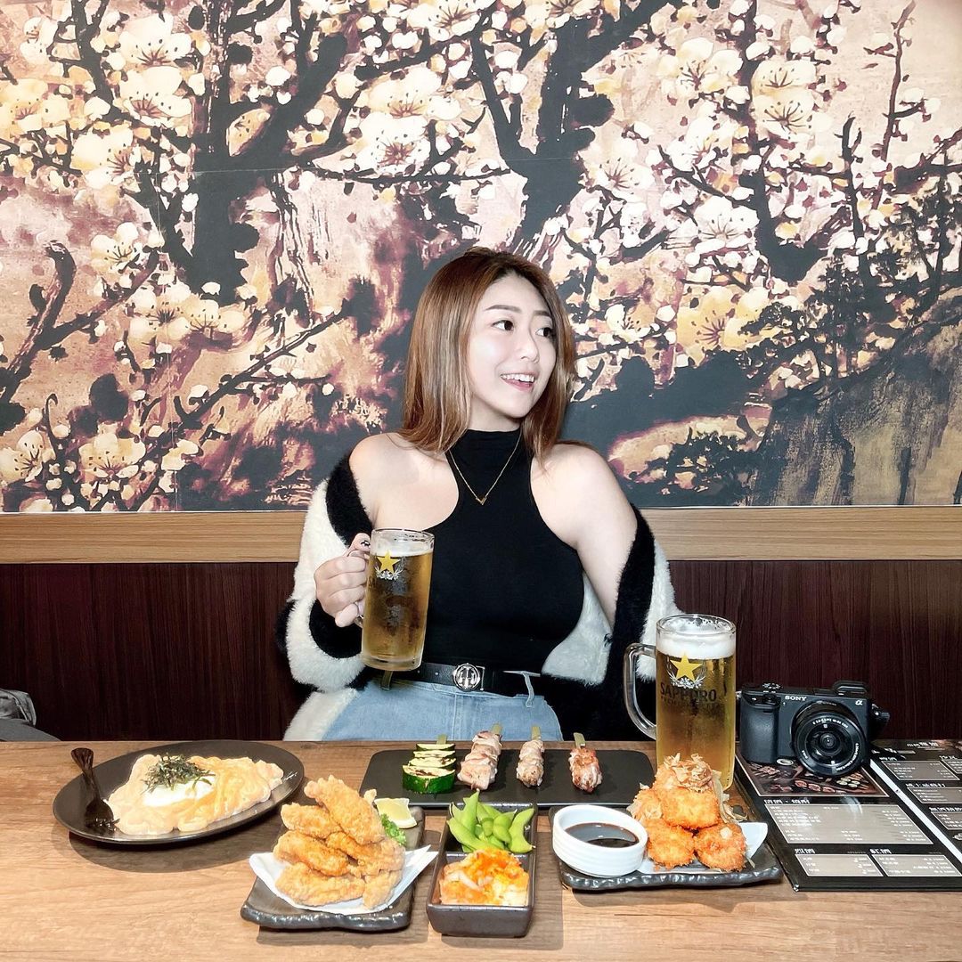 東區出現「巨乳正妹」辣賣肉桂卷，豐滿上圍＋纖細蠻腰超吸睛，比基尼畫面更兇猛！