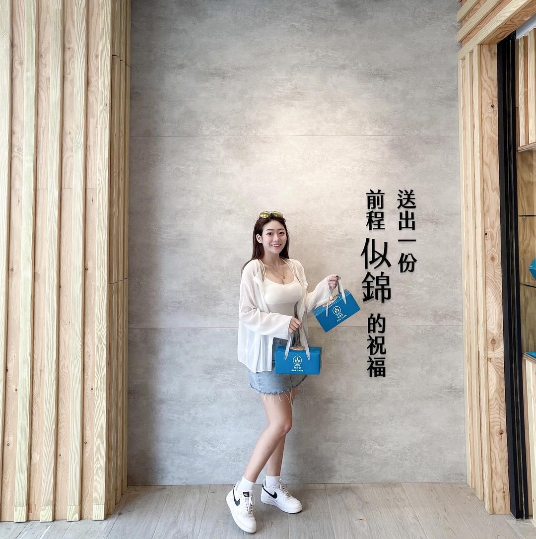東區出現「巨乳正妹」辣賣肉桂卷，豐滿上圍＋纖細蠻腰超吸睛，比基尼畫面更兇猛！
