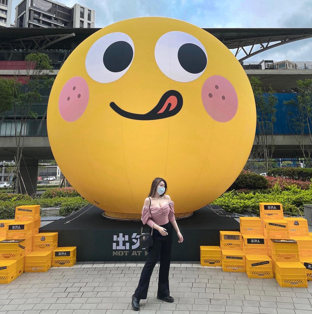 東區出現「巨乳正妹」辣賣肉桂卷，豐滿上圍＋纖細蠻腰超吸睛，比基尼畫面更兇猛！