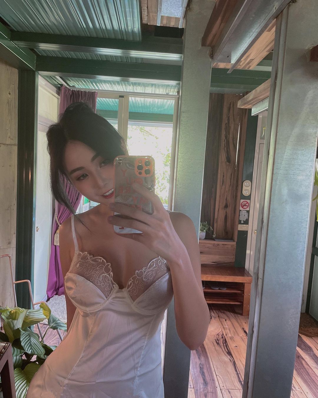 甜美正妹「珍珍」中路大開！躺床自拍「34E雪乳溢出」，還有雙白嫩大長腿！