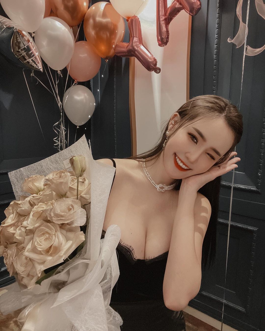 甜美正妹「珍珍」中路大開！躺床自拍「34E雪乳溢出」，還有雙白嫩大長腿！