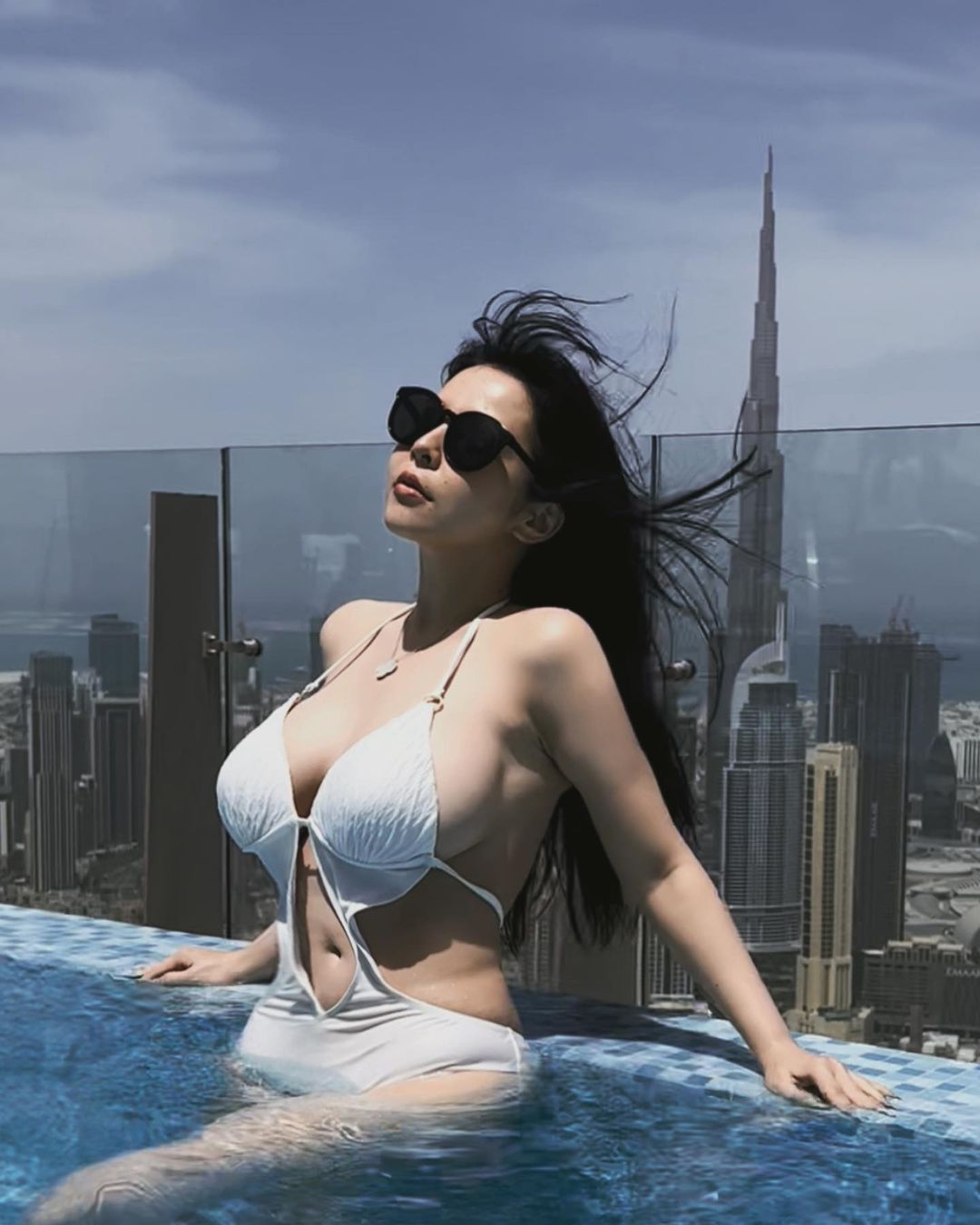 巨乳波神「Mandi香菱」跑到杜拜當辣妹！「超凶豪乳」沒在客氣露出，辣到中東去！