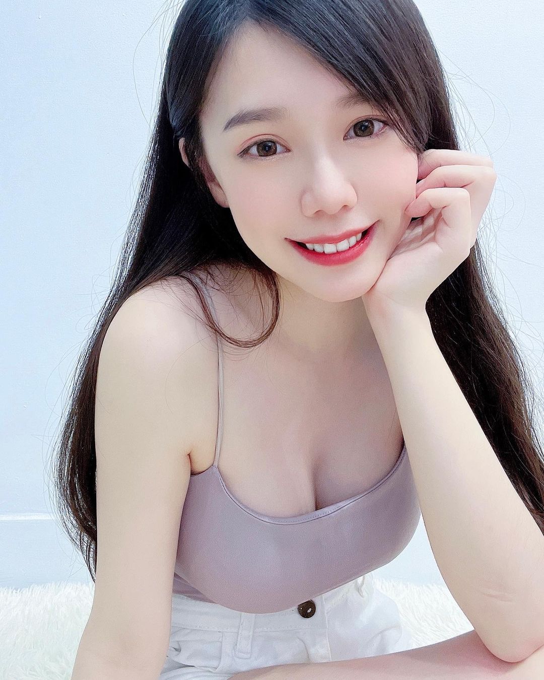 可愛俏麗的「美乳實況主」，性感旗袍超誘惑！「美乳嫩腿」讓網友狂點讚！