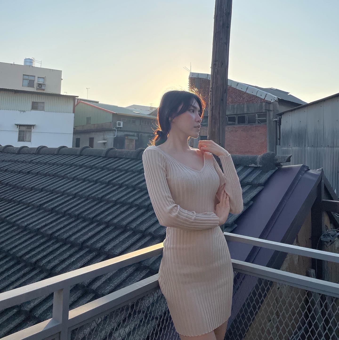 「氣質小姐姐」鮮嫩玉腿卡在樓梯口，俯視「性感大腿根」畫面超誘惑
