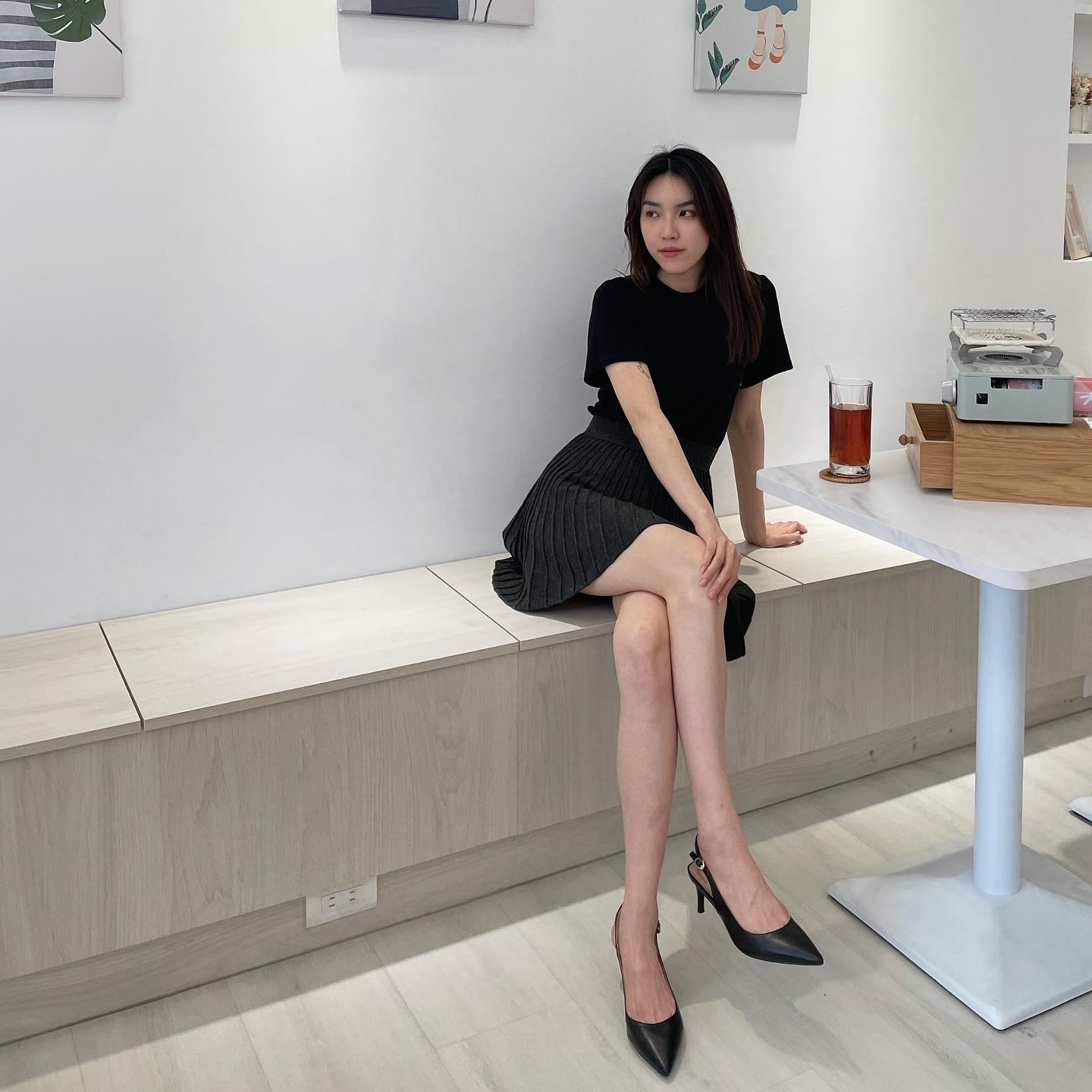 「氣質小姐姐」鮮嫩玉腿卡在樓梯口，俯視「性感大腿根」畫面超誘惑