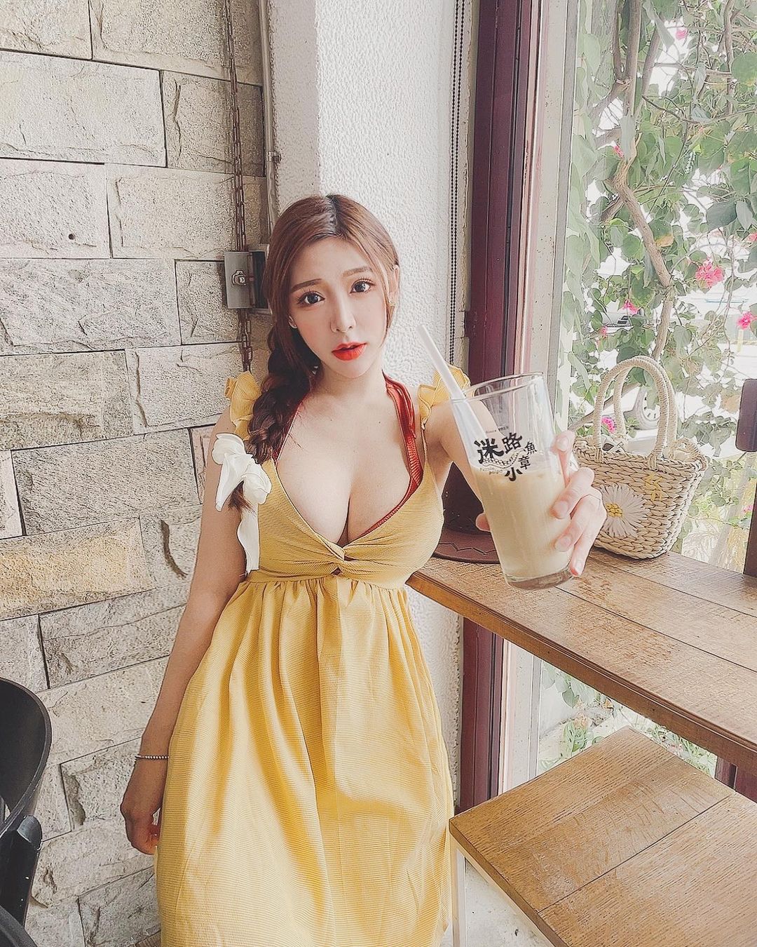 誘惑巨乳正妹「Nai奈奈」絲襪展現絕對領域　蜜大腿「床上性感開合」畫面超挑逗