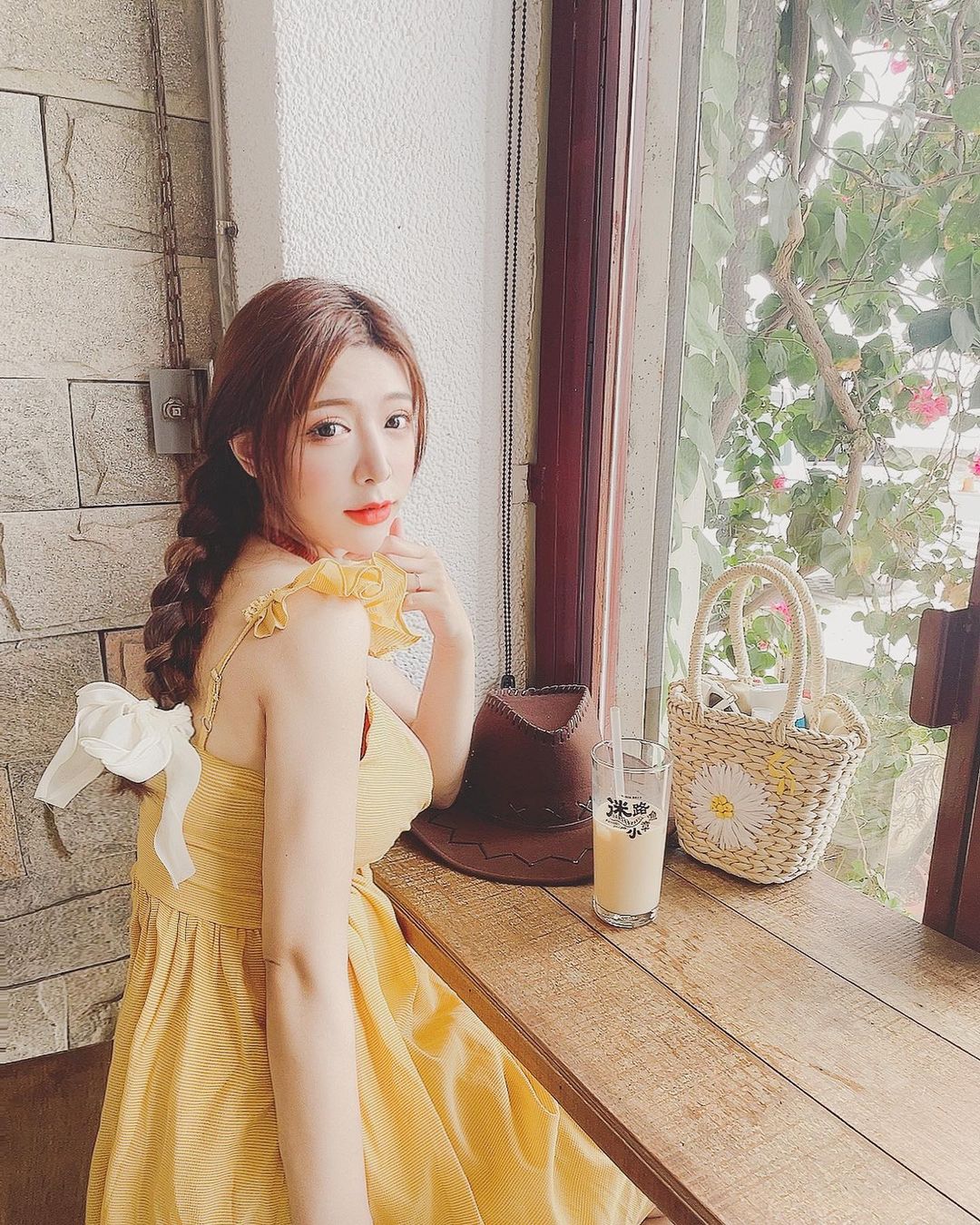 誘惑巨乳正妹「Nai奈奈」絲襪展現絕對領域　蜜大腿「床上性感開合」畫面超挑逗