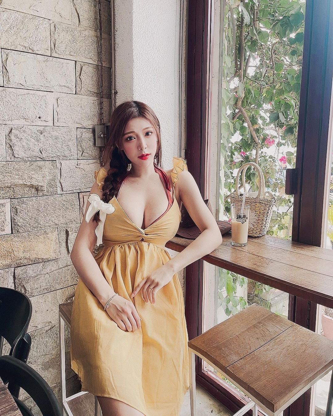 誘惑巨乳正妹「Nai奈奈」絲襪展現絕對領域　蜜大腿「床上性感開合」畫面超挑逗