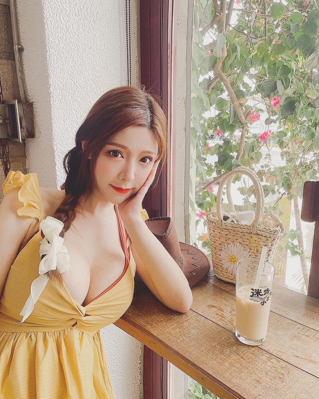 誘惑巨乳正妹「Nai奈奈」絲襪展現絕對領域　蜜大腿「床上性感開合」畫面超挑逗