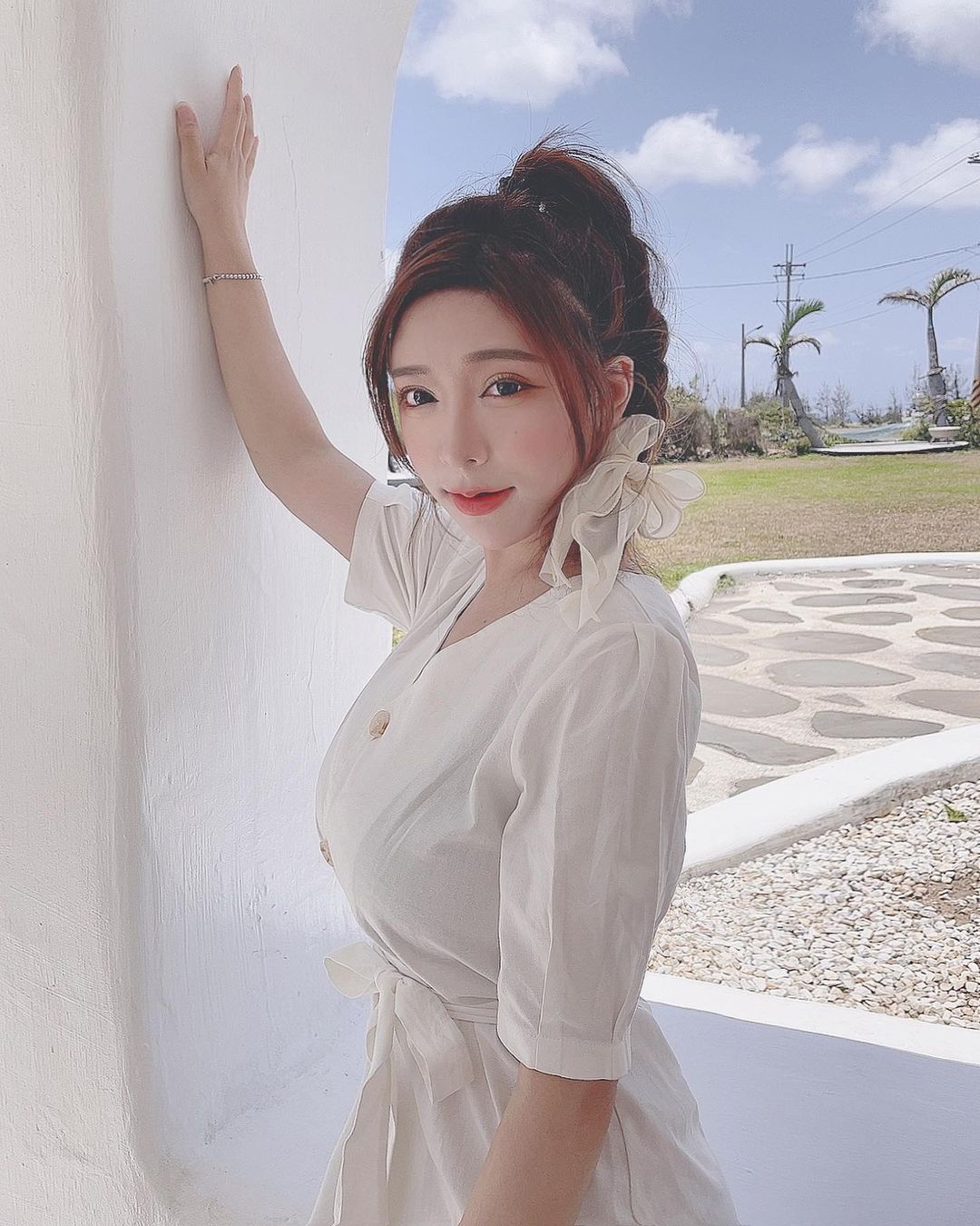 誘惑巨乳正妹「Nai奈奈」絲襪展現絕對領域　蜜大腿「床上性感開合」畫面超挑逗