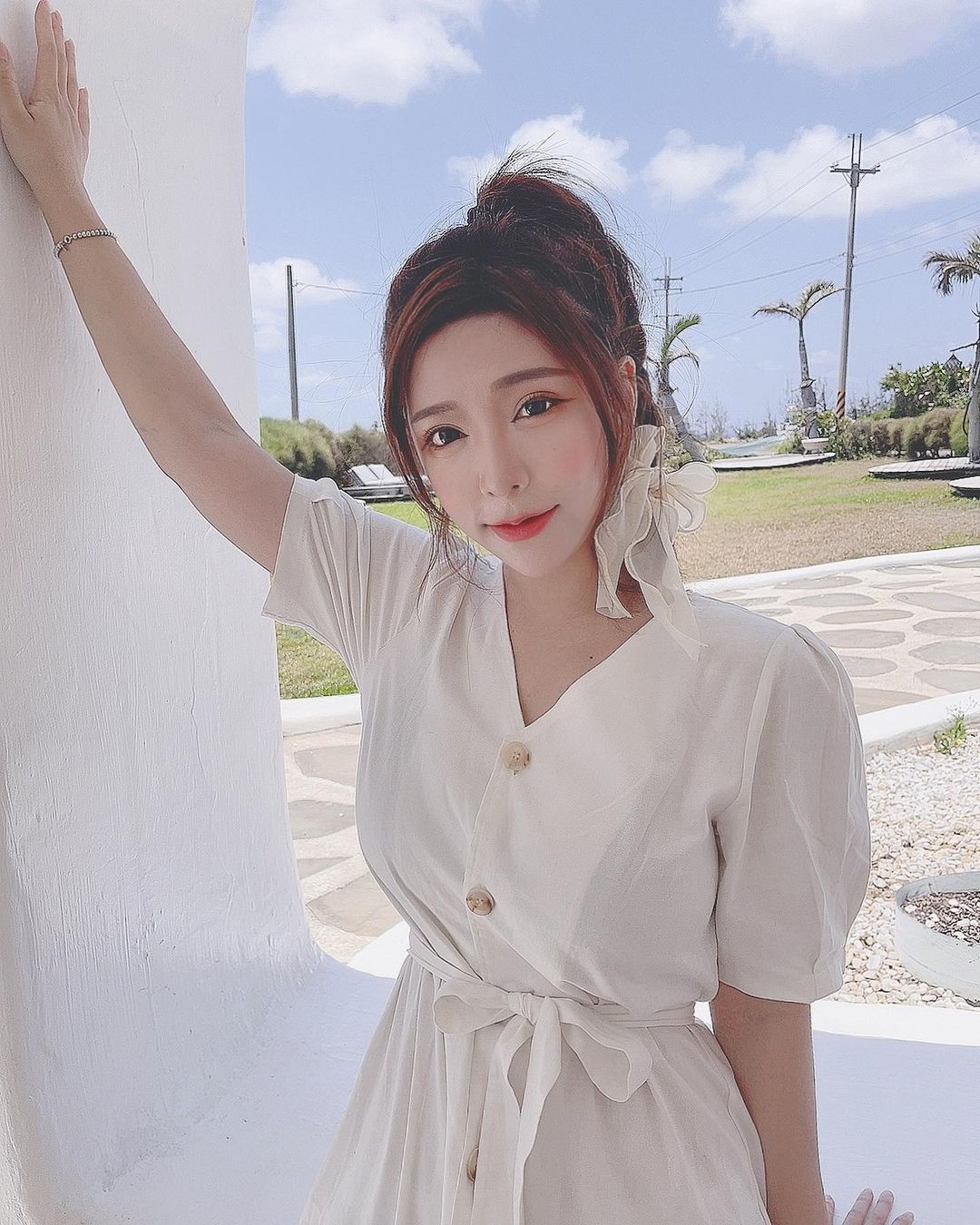 誘惑巨乳正妹「Nai奈奈」絲襪展現絕對領域　蜜大腿「床上性感開合」畫面超挑逗