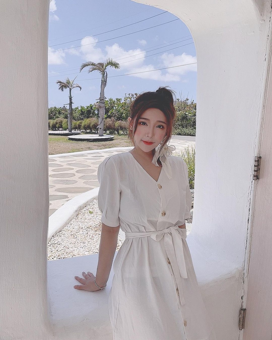 誘惑巨乳正妹「Nai奈奈」絲襪展現絕對領域　蜜大腿「床上性感開合」畫面超挑逗