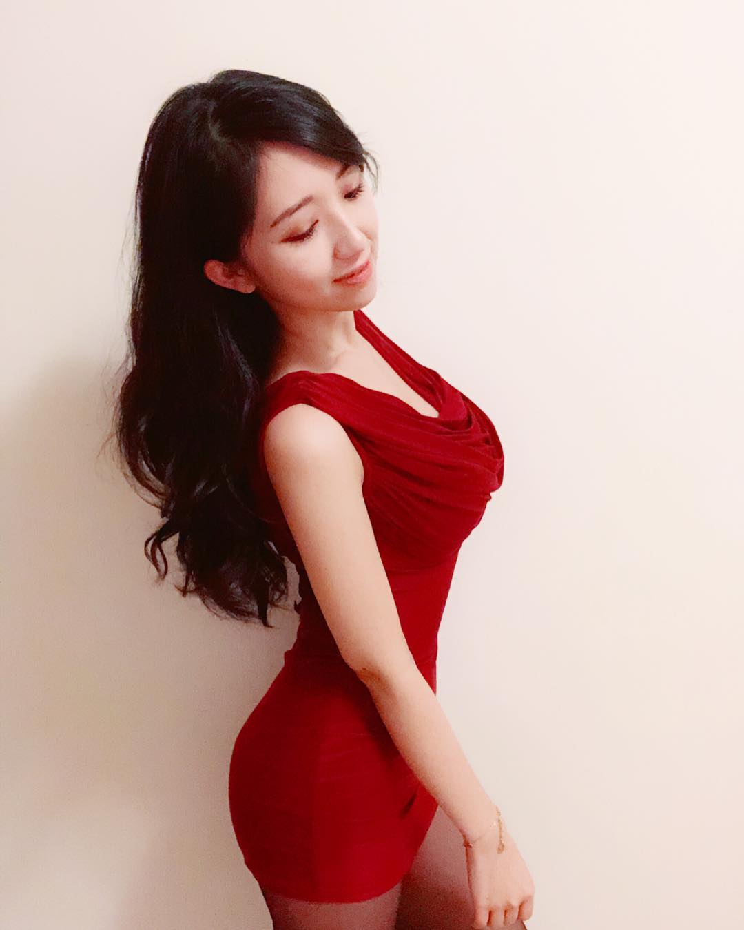 「清新正妹」跳出洶湧雪乳，白皙香肩征服整個雄性圈！