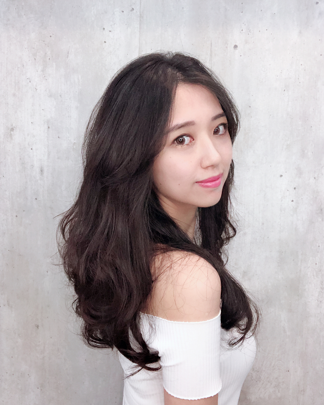 「清新正妹」跳出洶湧雪乳，白皙香肩征服整個雄性圈！
