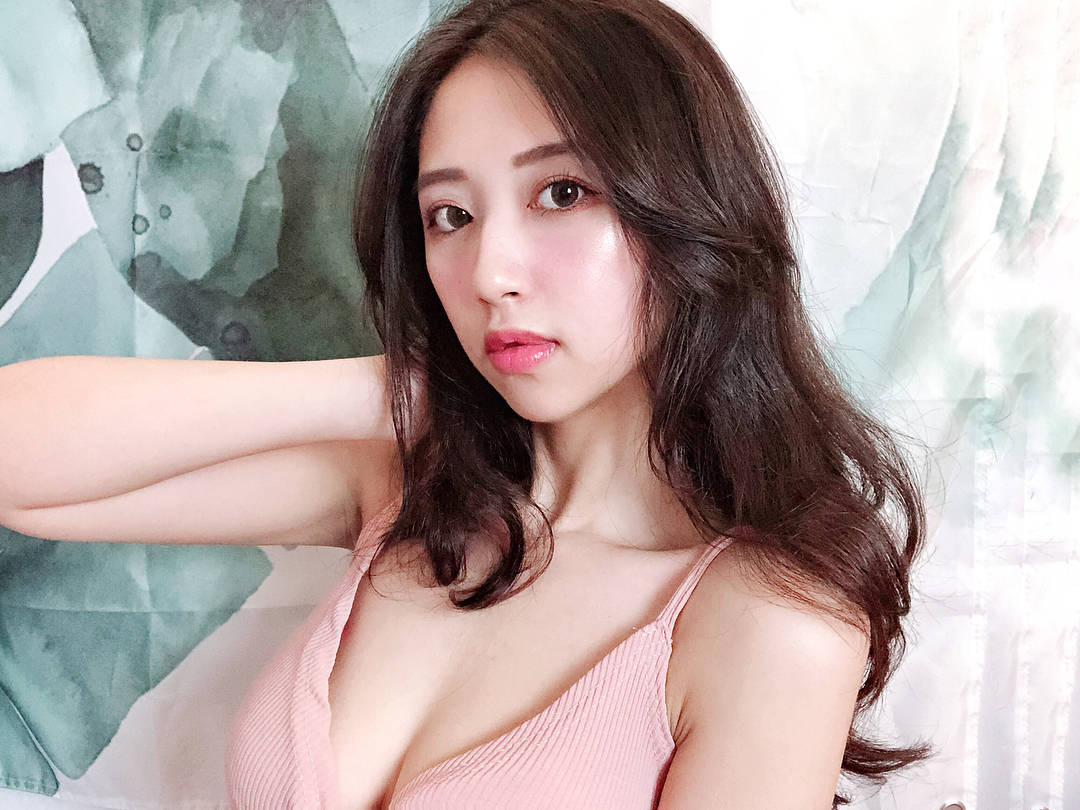 「清新正妹」跳出洶湧雪乳，白皙香肩征服整個雄性圈！