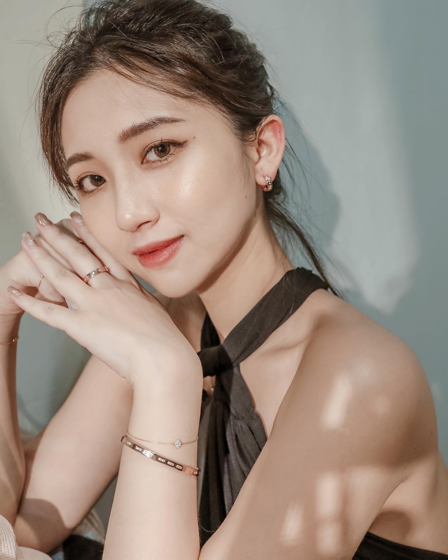 「清新正妹」跳出洶湧雪乳，白皙香肩征服整個雄性圈！