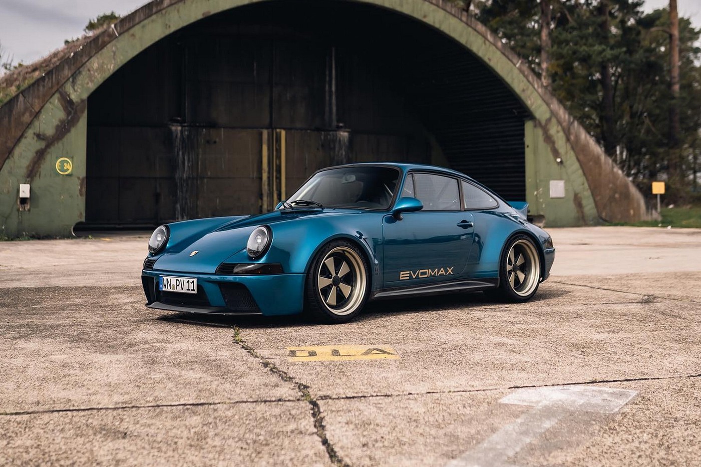 https___hk.hypebeast.com_files_2022_04_evomax-porsche-964-911-max11-max11-turbo-.jpg