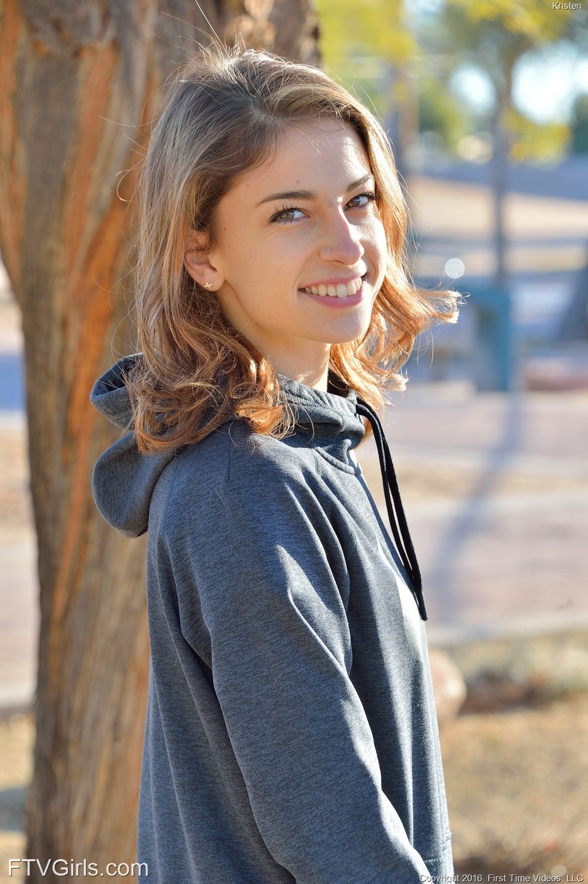Teen Beauty Kristen will get nude in public and show us her body. - 貼圖 - 歐美寫真 -