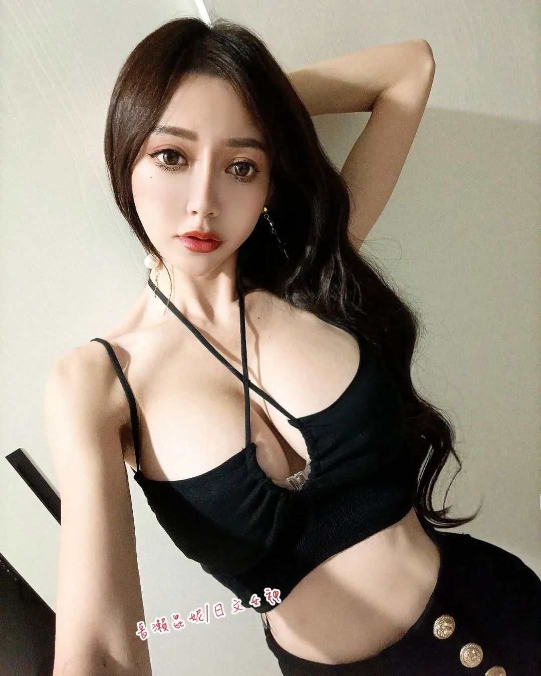認真防疫！巨乳正妹「長瀨昆妮」爆乳彎腰噴酒精，超惹火「Ｅ罩杯」快彈出！