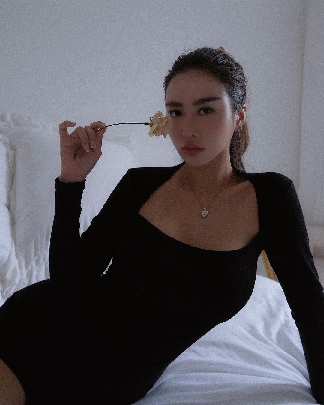超有質感的「美乳長腿正妹」！花園裡只穿底褲秀「蠻腰翹臀」曲線有夠火辣！