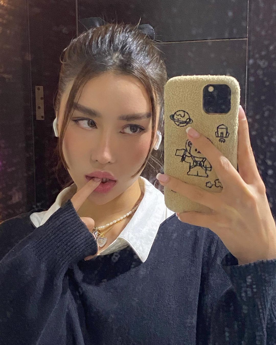 超有質感的「美乳長腿正妹」！花園裡只穿底褲秀「蠻腰翹臀」曲線有夠火辣！
