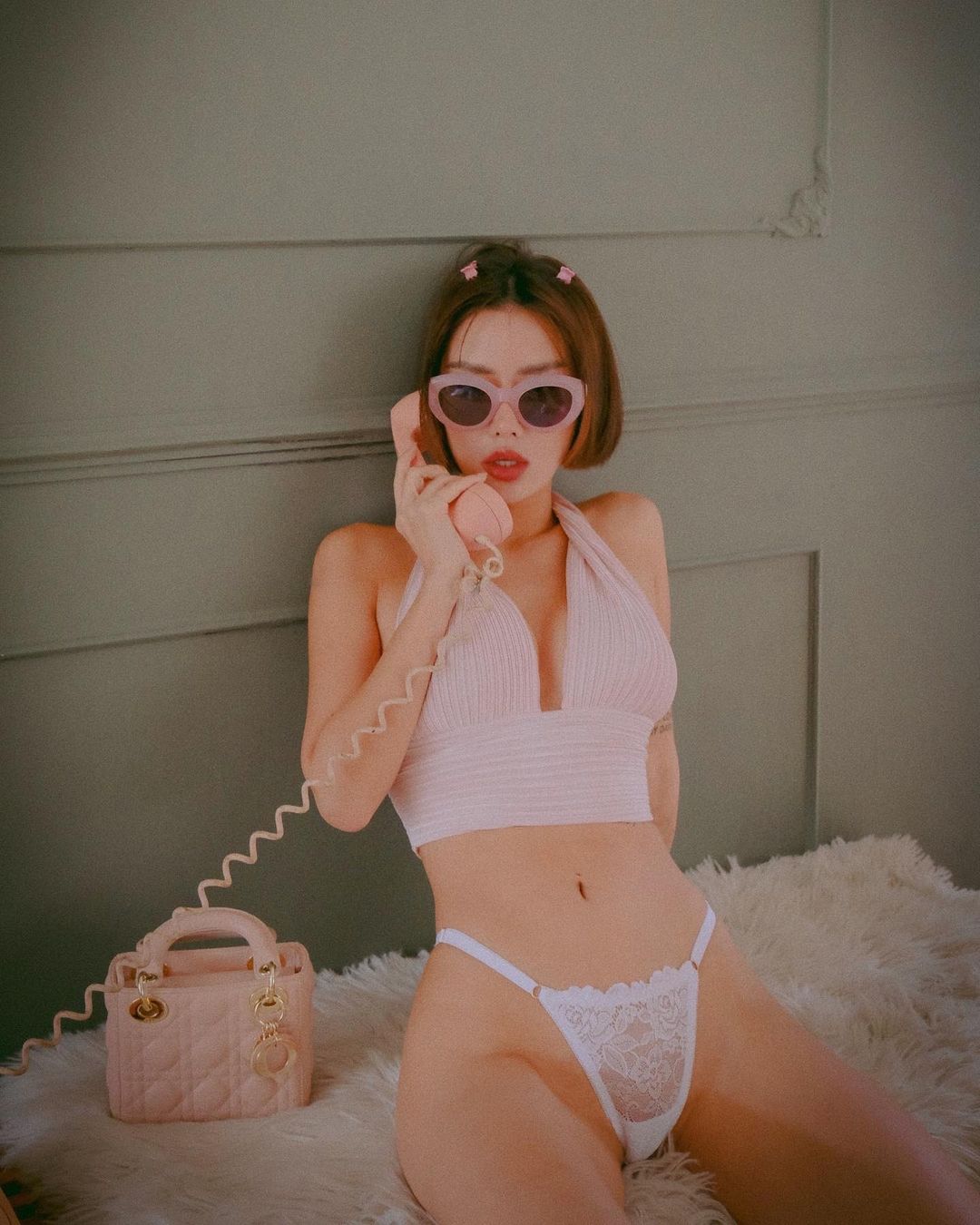 超有質感的「美乳長腿正妹」！花園裡只穿底褲秀「蠻腰翹臀」曲線有夠火辣！