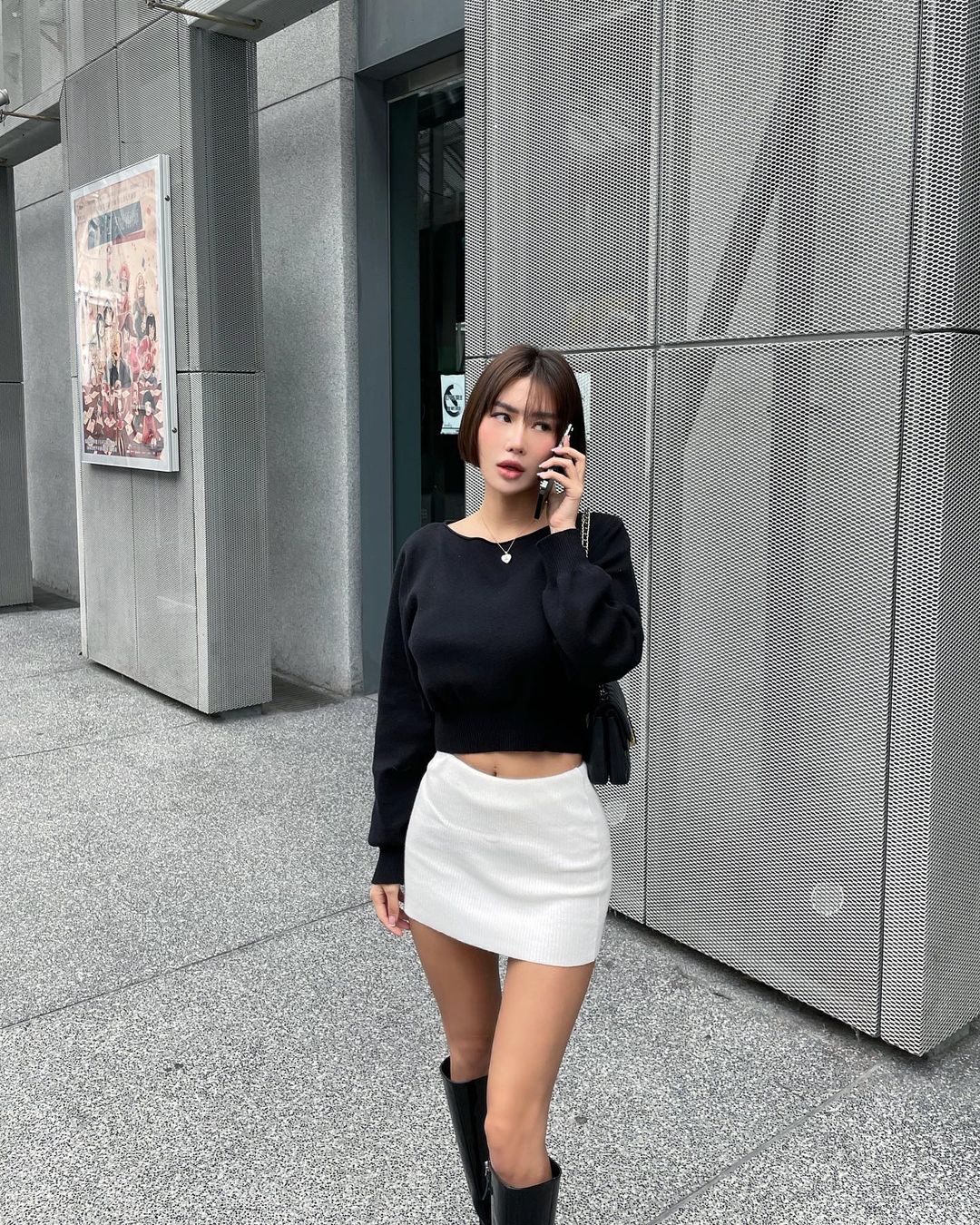 超有質感的「美乳長腿正妹」！花園裡只穿底褲秀「蠻腰翹臀」曲線有夠火辣！