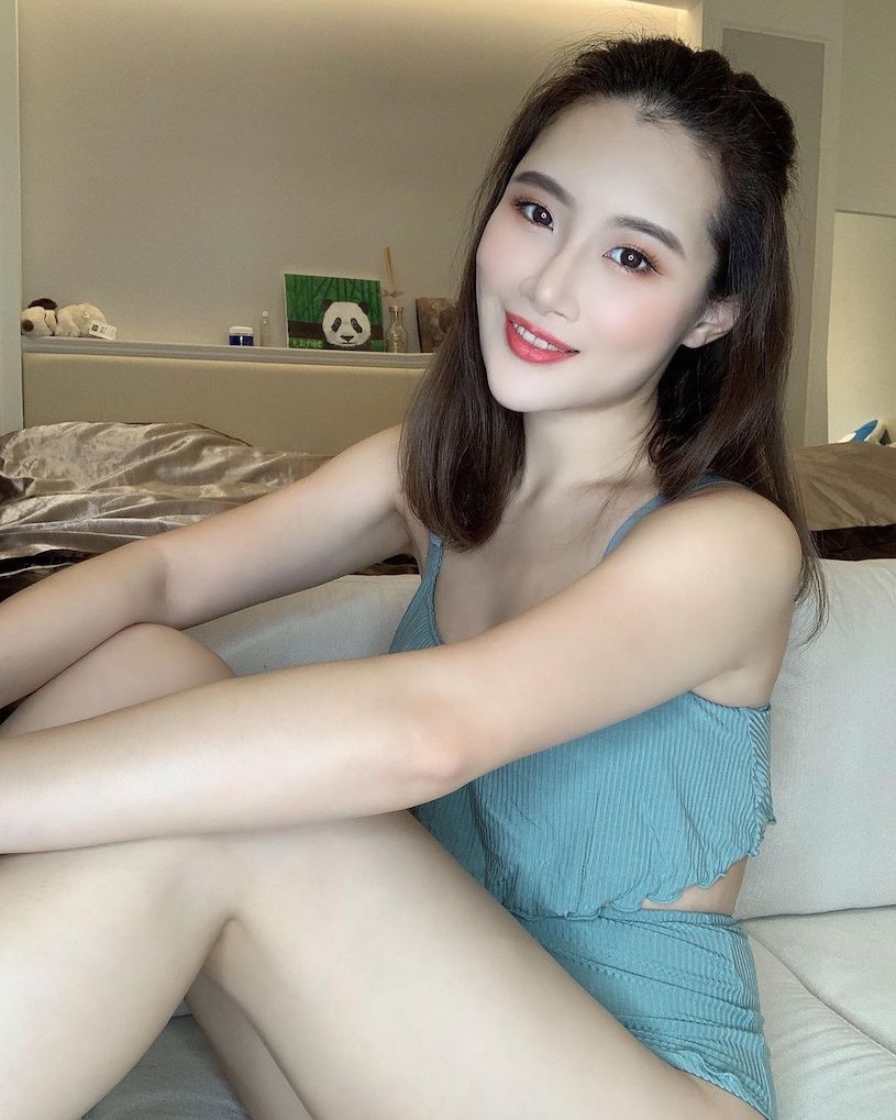 正妹「徐紜」穿火辣睡衣喝茶太撩人，「飽滿深V美乳」好養眼！