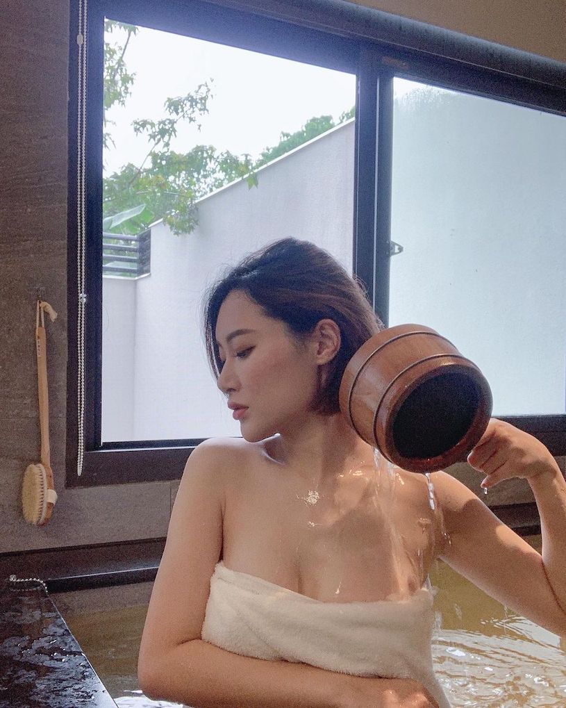 正妹「徐紜」穿火辣睡衣喝茶太撩人，「飽滿深V美乳」好養眼！