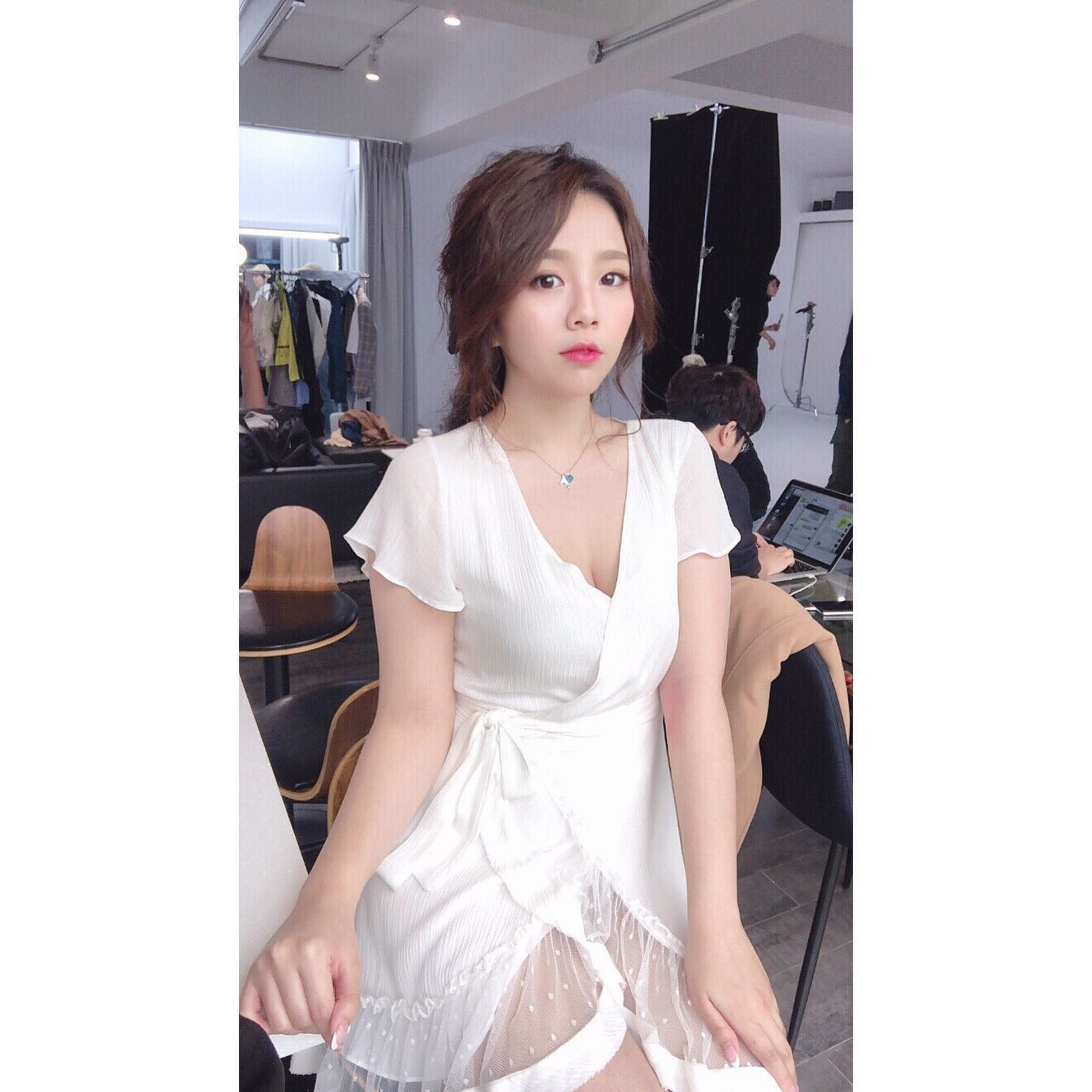 渾圓大奶妹「諾曼Norman」無辜感大眼超誘人，白嫩乳袋形狀全顯現！ - 美女圖 -