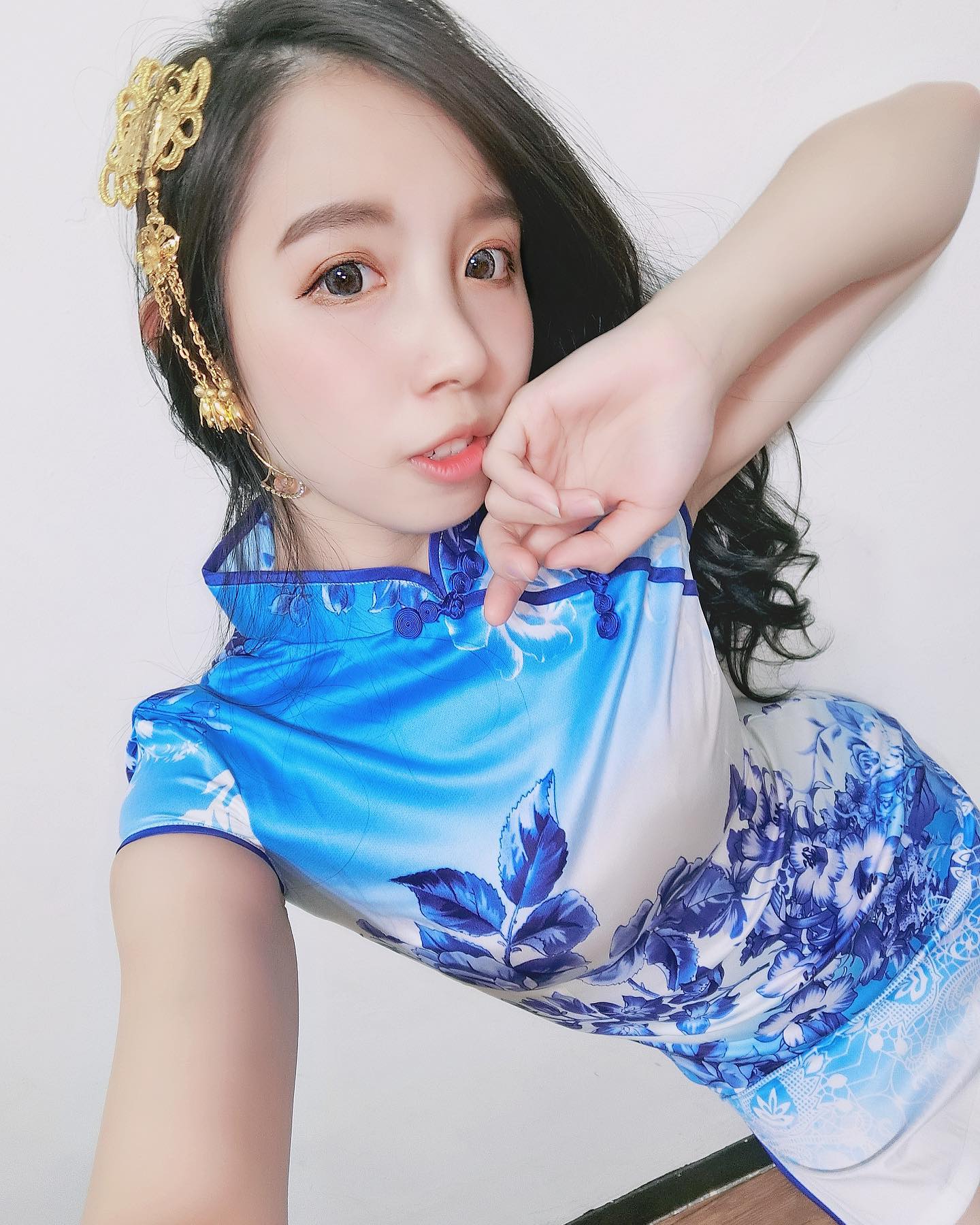 雪白大奶妹「臻臻魚」優質深溝，水汪大眼電力十足，超火辣身材直接吸住你的眼睛！ - 美女圖 -