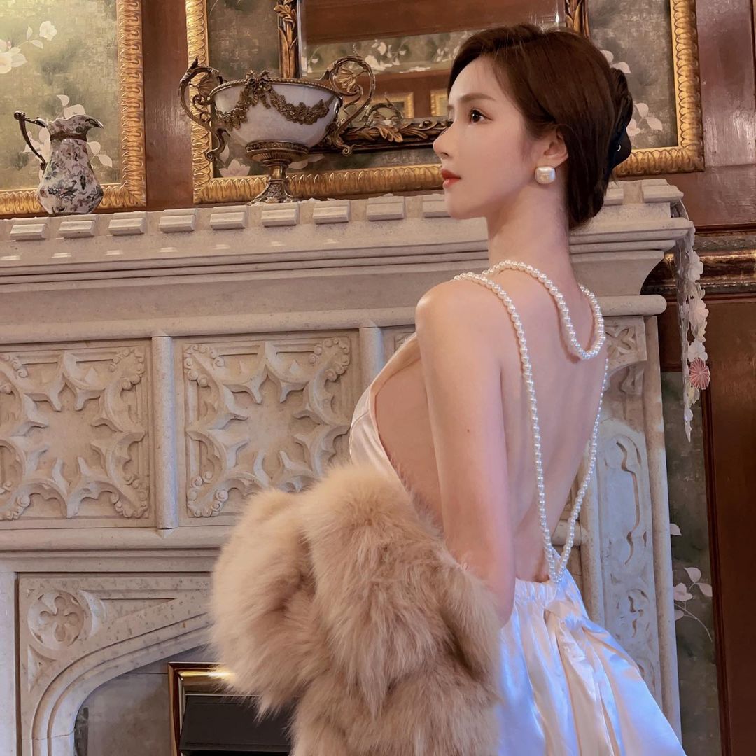 巨乳正妹「美睫紋繡師」好像洋娃娃！裸背洋裝秀「雪白側乳」太危險！