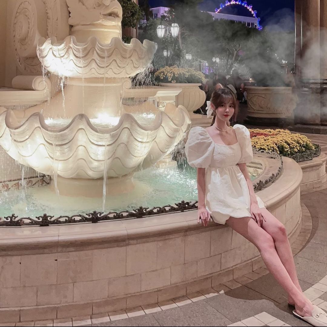 巨乳正妹「美睫紋繡師」好像洋娃娃！裸背洋裝秀「雪白側乳」太危險！